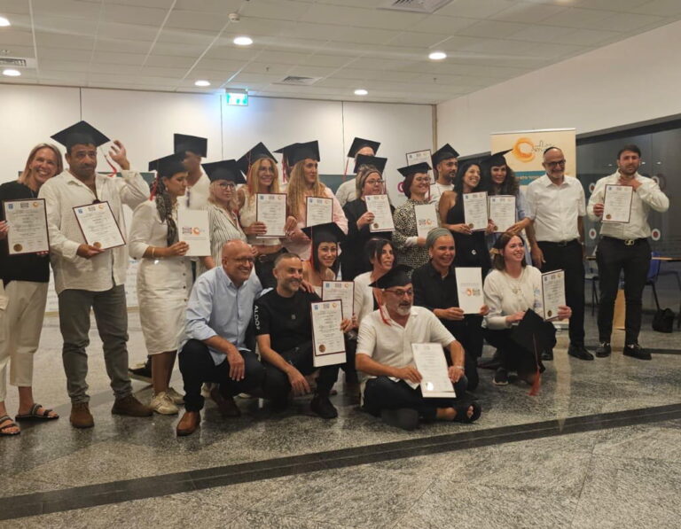 חלוקת תעודות בטקס הסיום מכללת טריותרפיה בהובלת חנן סלוק ובני יעקב