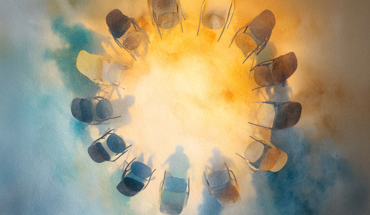 מעגל כיסאות עם אור חם במרכז סמל לקבוצת תמיכה ולכוח הריפוי של שיתוף בקהילה